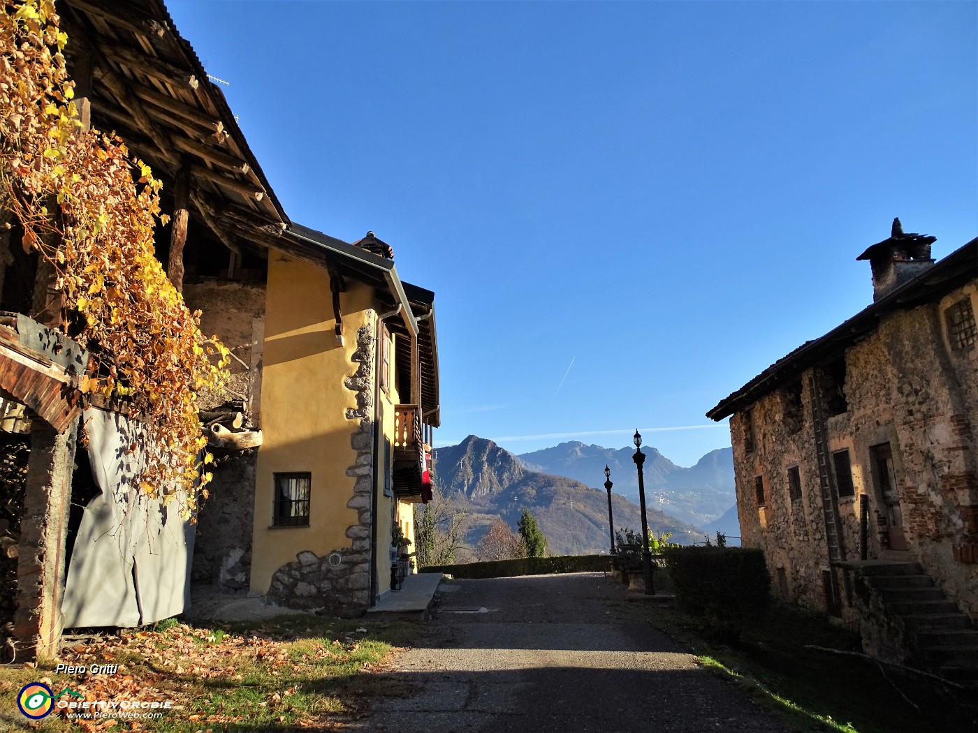 21 Il piccolo borgo di Padronecco (545 m).JPG